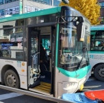 부천 심곡천 인근서 시내버스와 트럭 충돌…2명 경상 