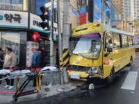 부산 만덕동서 유치원버스·스타렉스·티볼리 3중 추돌…탑승자 13명 전원 부상