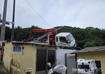 부산 물만골 내리막서 화물차, 통신 작업자 5명 충격