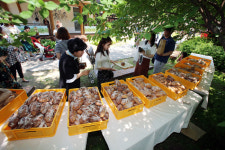 도서관 앞에서 빵과 책의 만남 괜찮은 걸