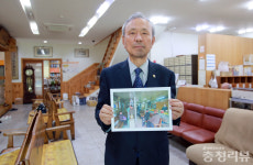 세월 흘렀으나 나무 의자는 그대로