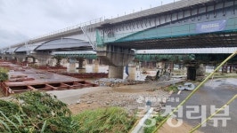 [1보] 미호강 넓히려다 다리 밑 터졌다