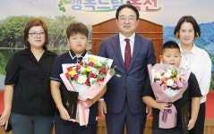 옥천군, 싱크홀 목격 신고 학생 2명 표창