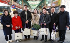 증평군의회, 설맞이 전통시장 장보기 실시