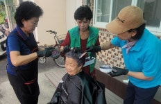 괴산군 불정면새마을부녀회, 사랑의 염색봉사 실시