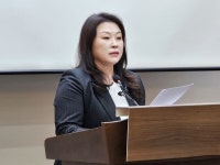 윤건영 충북교육감, 건설업자와 골프 의혹 공방