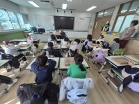 작은 책상 위에 놓인 큰 응원