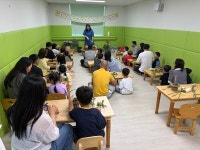 꽃향기 속에서 피어난 가족의 미소