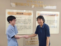 교실 곁에 머문 30여 점의 그림…김기택 서양화가, 충북고에 작품 기증