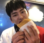 호야, ‘먹방’에도 얼굴에 눈이 먼저 가는 사진 화제