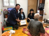 구리시 인창동 주민자치위, 독거노인에게 후원품 전달
