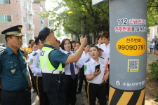QR 코드 찍으면 자동 경찰에 신고...수원서부서 전신주 신고망 구축