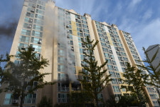 파주 문산읍의 한 아파트서 화재...주민 27명 연기흡입