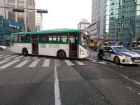 수원시청사거리서 버스 2대 충돌...12명 부상