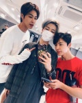 슈퍼주니어 유노윤호 동해와 함께 셀카를 찍고 있는 모습이다