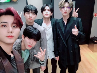 '데이식스' 인증샷을 남기는 데이식스 멤버들 모습이 담겼다