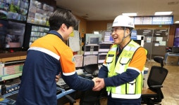 초일류 기업 해법은 현장…100일 광폭행보 나선 장인화 포스코 회장