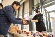 유명맛집의 메뉴를 사내식당서 호반그룹, 대세 디저트 오크베리와 외식산업 활성화