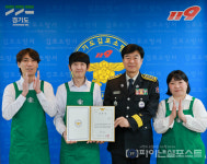응급상황서 빛난 스타벅스 파트너들 스타벅스 풍무역DT점 파트너 김포소방서장상 수상