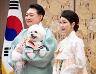 [2보] 내란수괴 혐의 尹 석방, 김건희 만난다…곧 한남동 관저 향할 듯