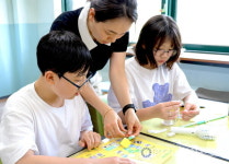 LG화학 임직원, 초등학교서 일일교사로 활동…연말까지 릴레이 재능 기부
