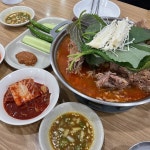 [안병익의 노포기행] 진한 국물에 두툼한 뼈가 가득한 감자탕의 정석, 성수 소문난성수감자탕