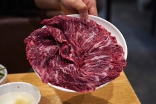 [안병익의 노포기행] 베풀 수 없는 장사는 성공할 수 없다 넉넉한 인심의 한우맛집, 분당 홍박사생고기