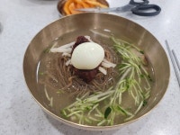 [안병익의 노포기행] 수십년 단골들의 막국수 성지! 탱탱한 면발과 부드러운 편육, 여주 천서리 홍원막국수