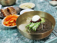 [안병익의 노포기행] 수십년 단골들의 막국수 성지! 탱탱한 면발과 부드러운 편육, 여주 천서리 홍원막국수