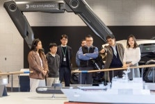 HD현대 방문한 美 해사 생도, 세계 1위 조선소 현장 찾았다