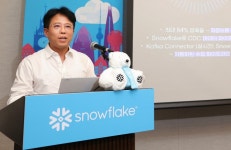 “스노우플레이크로 AI 시작부터 끝까지 쉽고 정확하고 안전하게”
