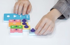 손으로 블록을 조립해 로봇을 움직이는 코딩 교구, 클레버블록