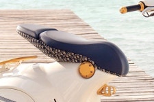 디올을 입힌 베스파