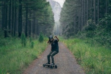 산길을 오르는 스케이트보드