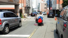 아이들 안전 위해 인도 좀 설치해주세요