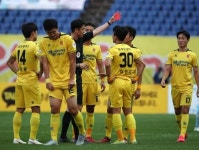 레드카드 2장…분루 삼킨 광주FC