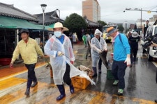 김 지사, 구례 5일시장서 피해복구 ‘구슬땀’