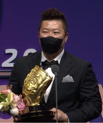 '최고 지명타자' KIA 최형우 골든글러브 품었다