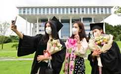 기념사진 찍는 전남대학교 졸업생들