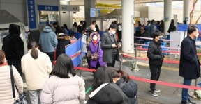 붐비는 서구보건소 선별진료소