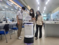 군청 민원실 인기 독차지 KT ‘AI 방역로봇’