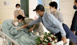 엄마 냄새 그리웠어…요양병원 대면 접촉 면회 재개