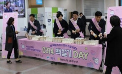 NH농협은행 광주본부, 광산구청서 백설기 나눔
