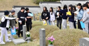 80년 5월 이야기 듣는 학생들