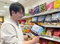 GS25, 광고 붙은 상품 선봬...광고 수익으로 제조사 상품 저렴하게 판매