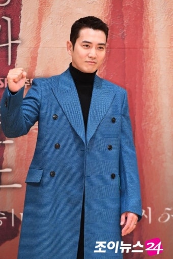 [포토]주상욱, 블루 코트가 포인트