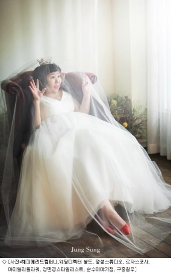 개그우먼 신기루, 1살 연상 연인과 1월 결혼…박나래·장도연 의리의 웨딩화보