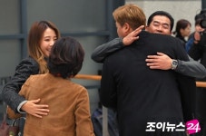 [포토]류현진, 부모님과 포옹
