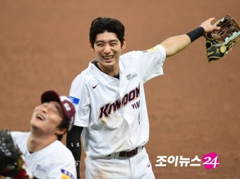 [포토]김하성-이정후, '아이고 배꼽이야~'