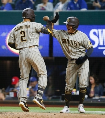 김하성, MLB 무대 '첫 홈런·4출루' SD, 텍사스에 역전승